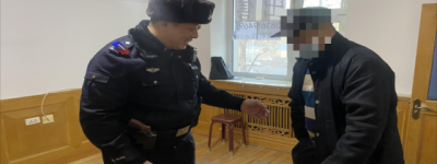 老人病发险些跌倒 民警暖心护送回家