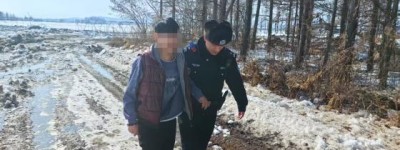 【寒冬暖阳】雪地里数冰晶的男孩，民警用体温焐热冻红的小手——