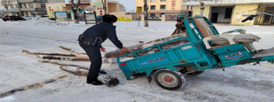 暴雪中方正民警施援，翻车老人获暖心救助