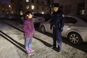 老人街头迷路 民警助其归家