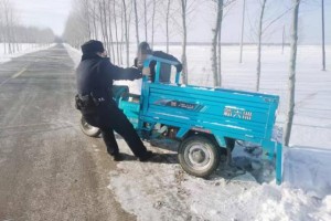 三轮车意外掉沟 警民携手来帮忙