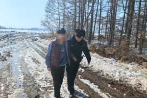 【寒冬暖阳】雪地里数冰晶的男孩，民警用体温焐热冻红的小手——