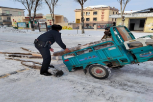 暴雪中方正民警施援，翻车老人获暖心救助